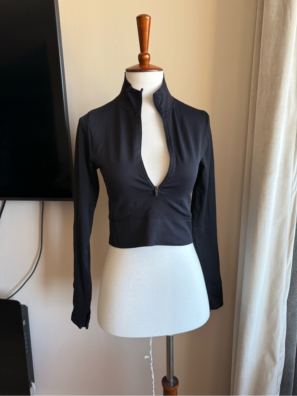 Black and White Long-Sleeve Zip Crop Tops